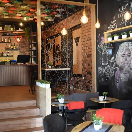 Mickitos Urban Hostel *
